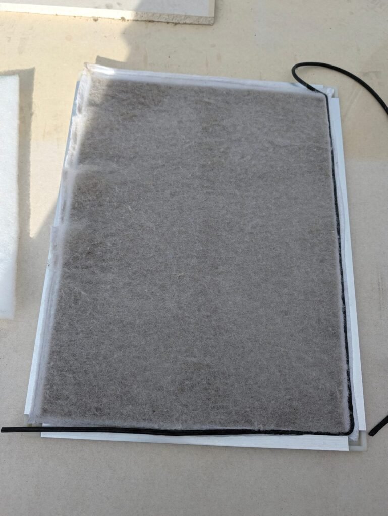Cadre porte-filtre de climatisation gainable avec média filtrant encrassé avant remplacement