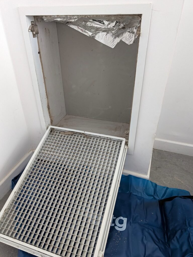 Grille de reprise de climatisation gainable ouverte et encrassée avant entretien à Toulouse