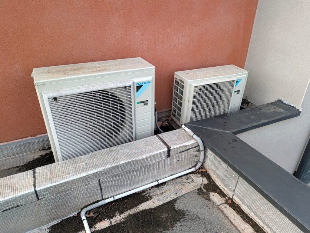 Unités extérieures Daikin de climatisation nettoyées sur une terrasse à Toulouse