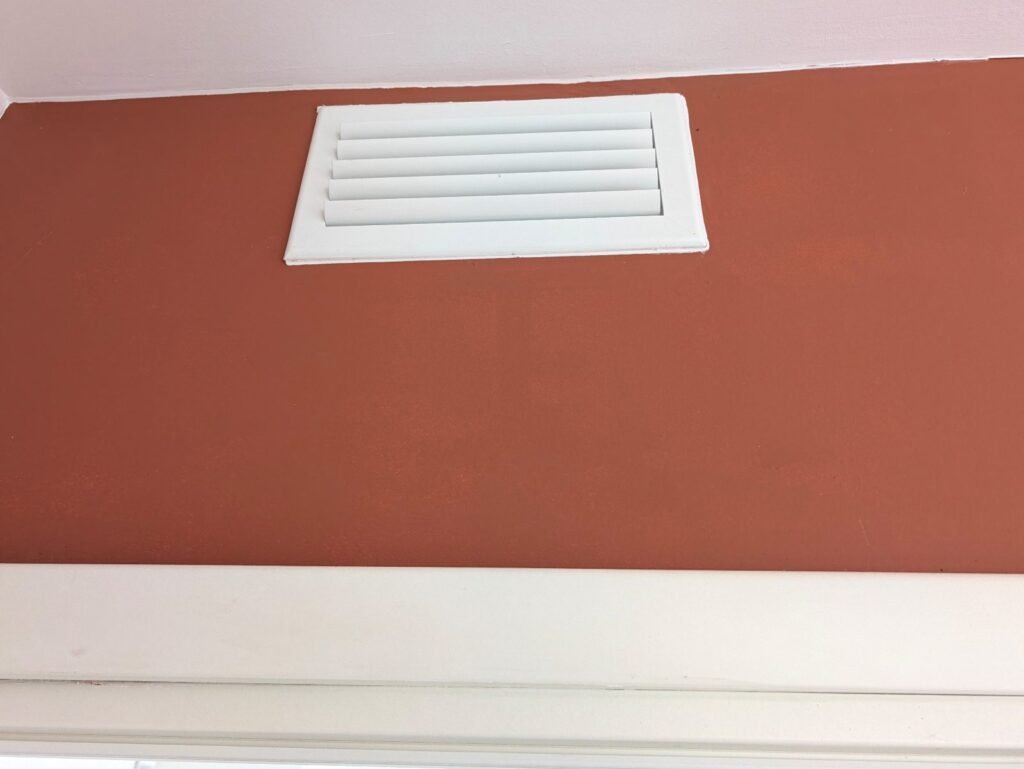 Bouche de soufflage de climatisation gainable nettoyée au-dessus d'une porte à Toulouse