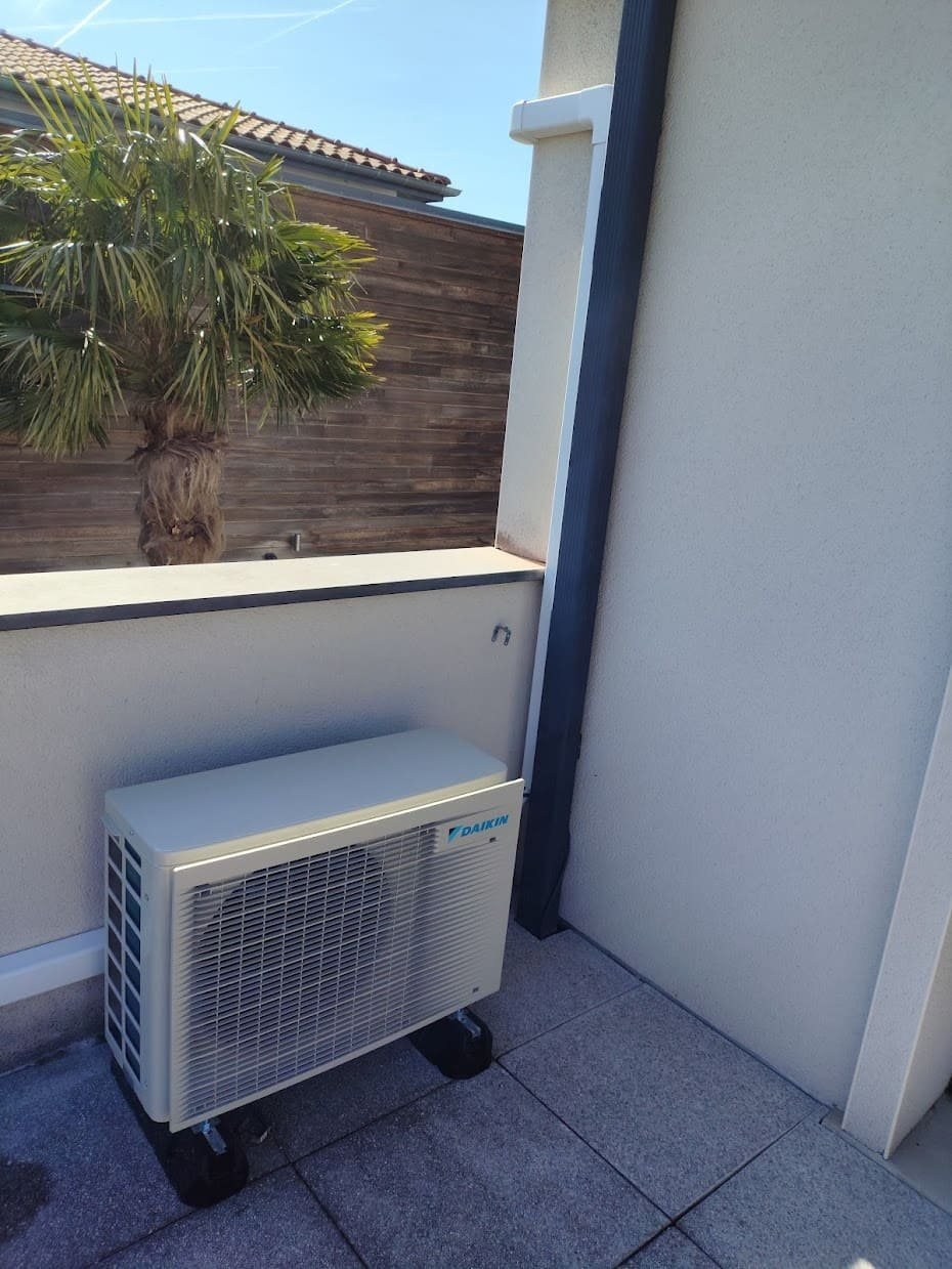 Unité extérieure posée sur un balcon
