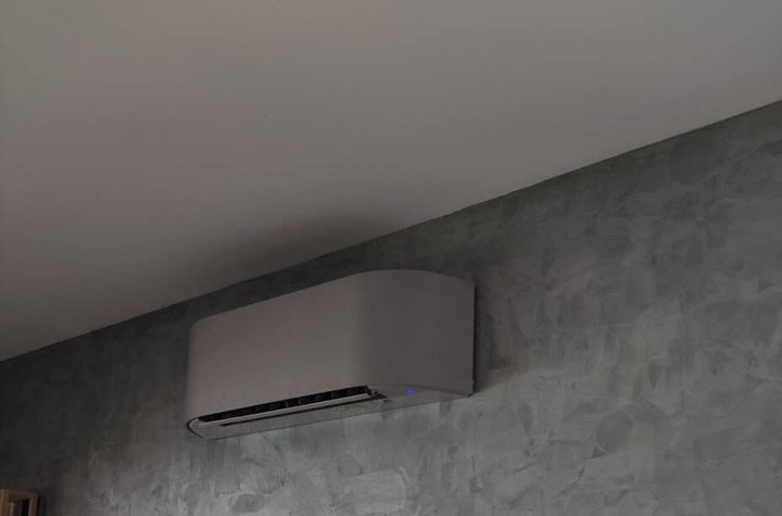 Un climatiseur sur un mur en béton ciré