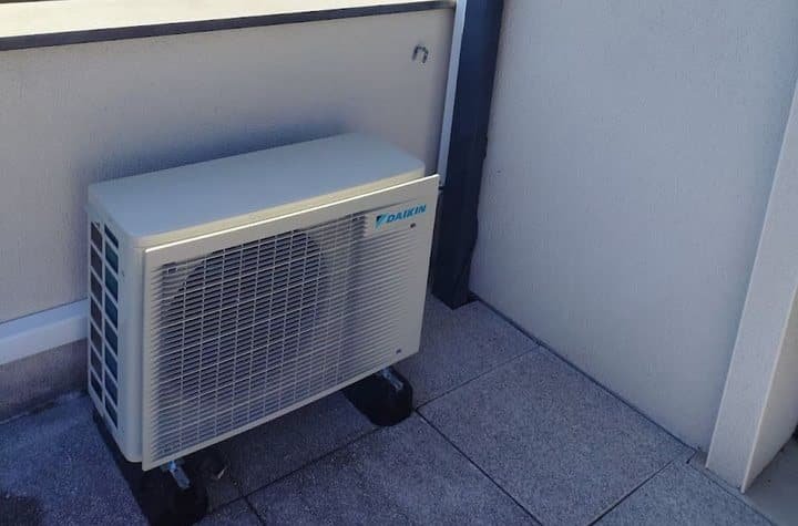 Unité extérieure posée sur un balcon