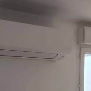 Climatiseur mural dans une pièce de vie