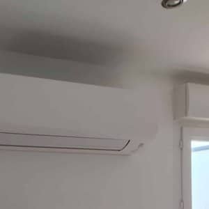 Climatiseur mural au-dessus d'une fenêtre